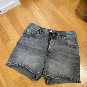 Grå jeansshorts från H&M - Gråa jeans shorts, säljer då de inte kommer till användning🤲🏻