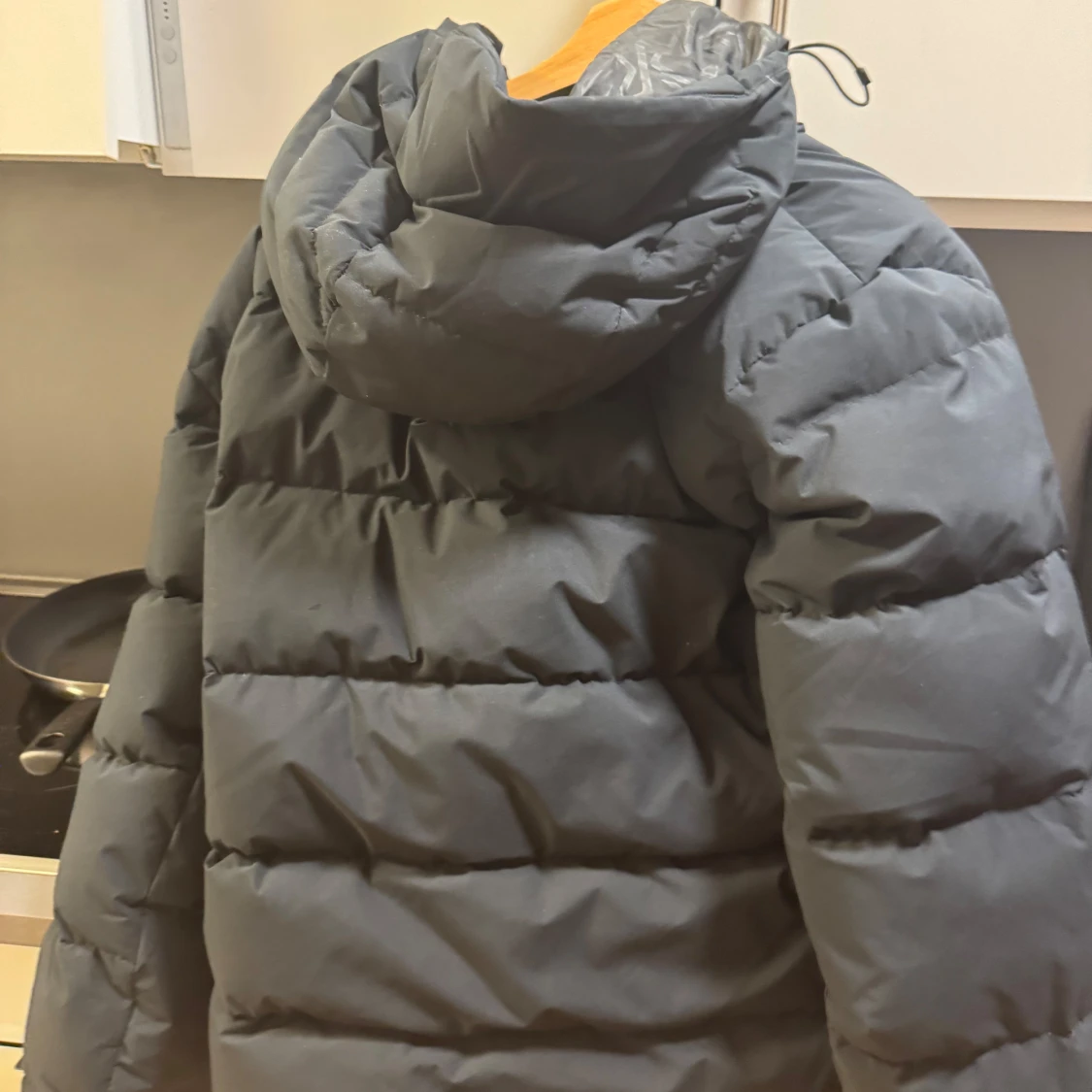 Svart pufferjacka med huva - 90