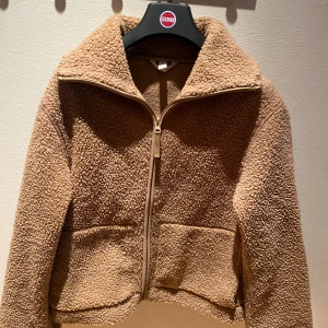 Beige teddyjacka - Mysig beige teddyjacka med dragkedja framtill. Perfekt höst eller vårjacka. Mycket bra skick och pris!  Skriv om ni har frågor!