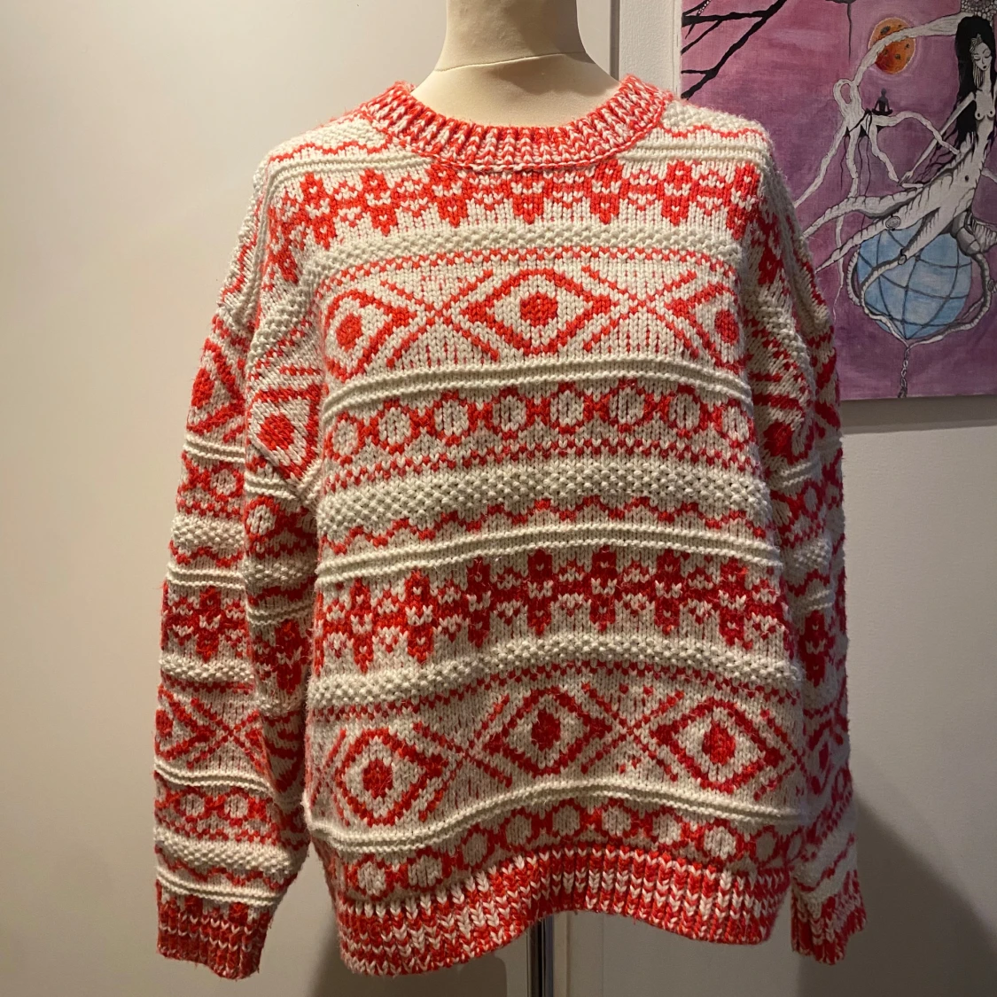 Röd och vit stickad tröja