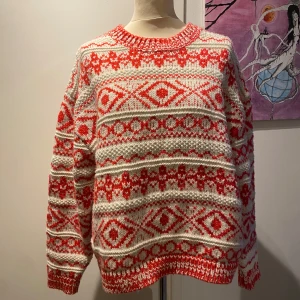 Röd och vit stickad tröja - Mysig stickad tröja i rött och vitt med ett traditionellt mönster. Tröjan har långa ärmar och en rund halsringning, perfekt för kyliga dagar. Priserna går att diskutera!! 