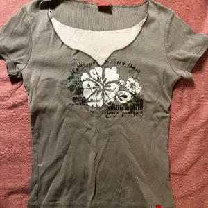 Olivgrön t-shirt - Vintage Top köpt på second hand .