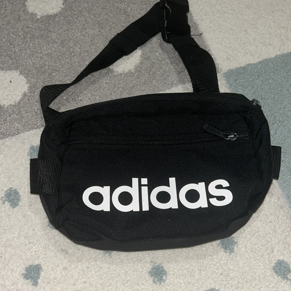 Svart magväska från Adidas