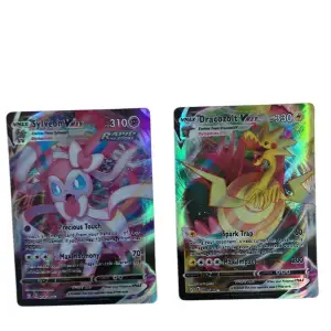 Säljer en samling av Pokémon VMAX och GX kort, inklusive Sylveon VMAX, Dracozolt VMAX, Blastoise GX, Honchkrow GX, Cobalion GX, Urshifu VMAX och Cramorant VMAX. Perfekt för samlare och spelentusiaster som vill utöka sin kortsamling med dessa glänsande och kraftfulla kort.