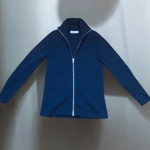 Ljung cardigan  - En jävligt fet Cardigan/full zip från märket Ljung by Marcus Larsson i storlek Small | Nypris 1400kr | Vårat pris endast 599kr | Skick 10/10 Nyskick inga defekter | Hör av dig vid frågor!🔔