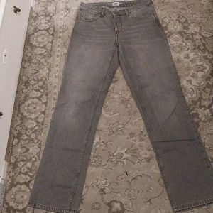 Grå jeans från 157 - Snygga grå jeans från 157 i storlek S. Klassisk femficksdesign med knapp och dragkedja framtill. Perfekta för en avslappnad stil.