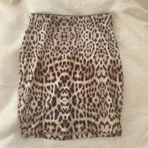 Leopardmönstrad kjol från Gina Tricot - Trendig leopardmönstrad kjol från Gina Tricot i storlek XS. Kjolen har en tight passform och är tillverkad i polyester med elastan för extra stretch. Perfekt för att ge din outfit en djärv touch.