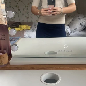 Beige kortärmad tröja - Säljer en stilren beige tröja med korta ärmar. Perfekt för en avslappnad look. Tröjan har en rund halsringning och är tillverkad i ett mjukt material.