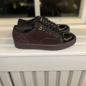 Lanvin Paris  - Ett par riktigt snygga lanvin Paris i brun färg🟤| Skick-10/10✅| Storlek- UK 5 som är storlek 39 i EU| De sitter som en  40/41|Tillkommer bara skorna| SKORNA ÄR HELT NYA| Hör av er vid fler funderingar ☁️