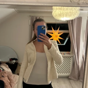 Vit jacka från Massimo Dutti - Snygg vit jacka från Massimo Dutti i italienskt tyg, tillverkad i Portugal. Jackan har en stilren design med långärmade ärmar och en öppen front. Perfekt för en elegant look. Pris kan diskuteras💓