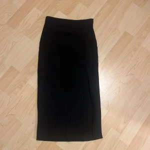 Kjol med slits - Fin kjol med slits från stradivarius i strl xs🥰