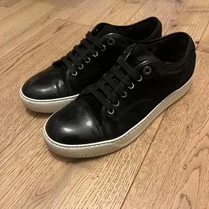 Lanvin skor - Tjo! Säljer mina Lanvins i bra skick förutom en defekt (se på bild 4) Storlek 39/40.