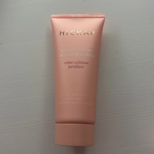  Hickap - En exfolierande peelingkräm från Hickap som ger huden en strålande lyster. Perfekt för normal och kombinerad hud. Kommer i en stilren rosa tub. Den är helt oöppnad. Fick i julklapp men säljer då de är inget jag använder! Nypris 249kr