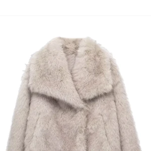 Beige pälsjacka - Säljer en fluffig och stilren beige pälsjacka med bred krage. Perfekt för att hålla sig varm och trendig under kyliga dagar. Jackan har en elegant look som passar till många olika outfits.