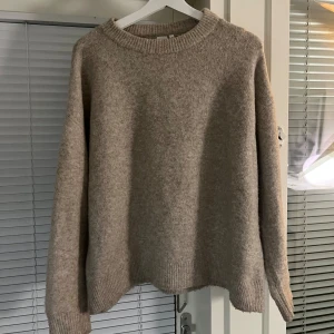 beige stickad tröja - beige stickad tröja i en storlek m 💘