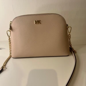 Rosa axelväska från Michael Kors -  Köpte Michael kors väska för några år sedan har använt två gånger har kvitto och påse sen köp. Sälgen för att jag använder inte. 