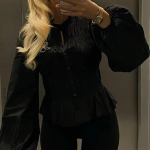 Nelly Flirty Smock Blouse - Fin smockad blus från Nelly, helt oanvänd med prislapp i strl 36. Säljer pga fel storlek och missade returdatum. 