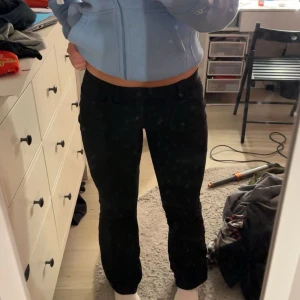 Svarta byxor - Svarta jeans med boot cut passform, ser dock inte ut som de på bilden då dem är lite för korta. Super sköna och stretchigt material. Storlek 168 