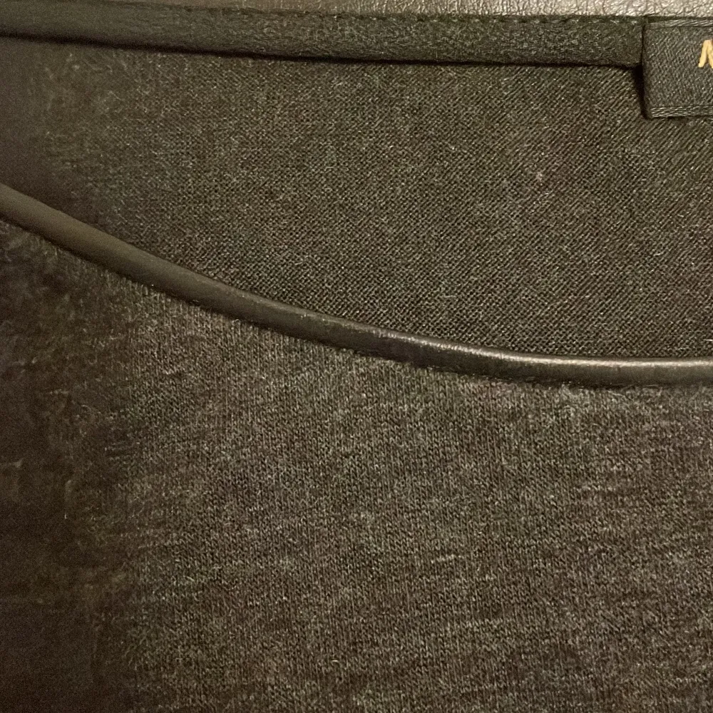 Elegant dark grey klänning från Massimo Dutti i en stilren design. Klänningen har trekvartsärmar och en klassisk passform som passar perfekt för både vardag och festligare tillfällen. Tillverkad i ett mjukt och bekvämt material.. Mekot.