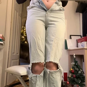 Jeans Ginatricot - Säljer dessa högmidjade jeans från Ginatricot som är storlek 32. Har använt de många gånger men de känns och ser ut som helt nya. Säljer då de har blivit för små därför har jag inte dragit upp dragkedjan på första bilden! 🩷