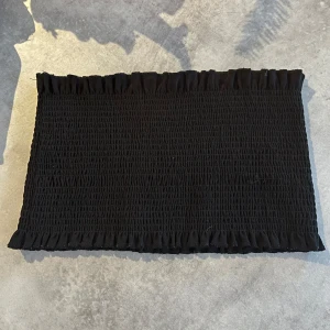 Svart tubtopp från Gina Tricot - Snygg svart tubtopp från Gina Tricot. 