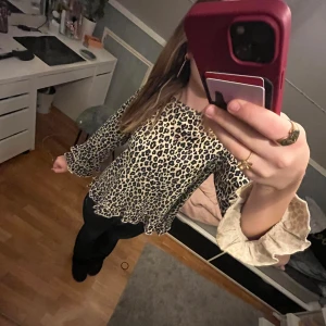 Leopardmönstrad tröja från Lindex Kids💘 - Säljer en cool leopardmönstrad tröja från Lindex Kids. Tröjan har volangdetaljer vid ärmslut och nederkant. Den är nästan aldrig använd och har inga defekter.💘