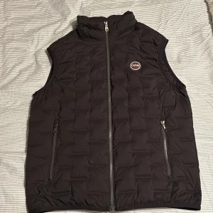 Svart dunväst från Colmar - Säljer en stilren svart dunväst från Colmar.  Ett riktigt klipp! 