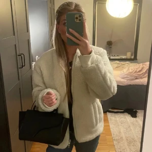 Höstjacka - Superfin fluffjacka nu till hösten. Den är lite tjockare så perfekt som tidig vinterjacka också😻😻storleken är Xs men funkar nog till S/M också! Det höga priset på grund av att den ser iprinsip ny ut, men pris kan diskuteras vid snabb affär! 