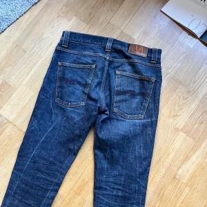 Nudie grim tim - Nudie grim tim i storlek 32/34. Modellen 180cm och väger 70kg! Hål i högra fickan