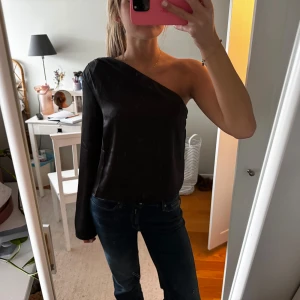 Topp - Helt ny aldrig använd från ginatricot! As snygg passar perfekt till fest 🖤🖤