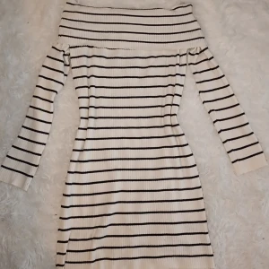 Klänning  - Mjuk off shoulder klänning i strl L, väldigt stretchig. Endast provad och helt ny.