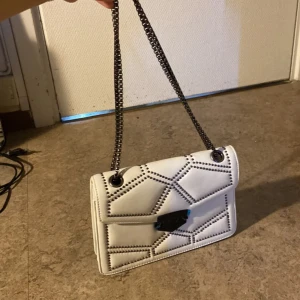 Axelremsväska  - Jättefin axelremsväska, helt ny skick och aldrig använd, plast är kvar som ni ser på en av bilderna💕 Den kommer även i en dustbag!💕 Skriv om ni har frågor elelr tryck gärna på köp nu 💕