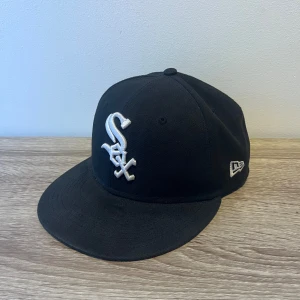New era keps  - Säljer en svart New Era fitted keps i storlek 7 1/8 (56,6 cm). Den har använts i ungefär ett halv år och är i mycket fint skick. Köpt på hatstore och kvitto går säkert att leta upp. Har man några frågor eller vill ha mer bilder är det bara att skriva