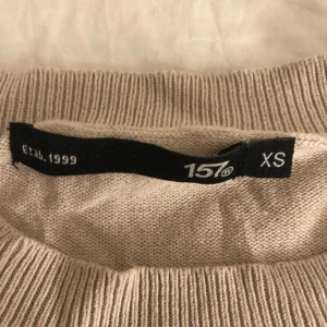 Beige tunnstickad tröja från lager 157 - Säljer denna tunnstickade tröjan från lager 157 i strlk xs!💖 använd fåtal gånger samt inga defekter. Köparen står för frakt ❤️ TRYCK EJ PÅ KÖP NU