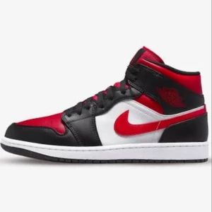 Jordan 1 mid  - Säljer mina jordan mid’s då ja inte använder dom längre, är i väldigt fint skick då ja köpte dom 2022! Inga defekter. Skriv om ni vill ha bilder! Pris kan diskuteras ! Endast Swish!😊