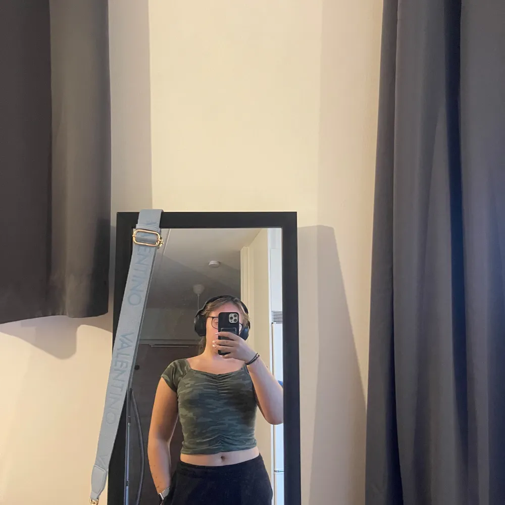 Säljer den här både om shoulder och off shoulder, camo topp från newyorker då den inte kommer till användning ☺️. Yläosat.