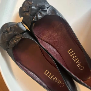 Ballerina skor - Såå fina ballerina skor med små rosetter i storlek 36 passar dock 37 oxå!!