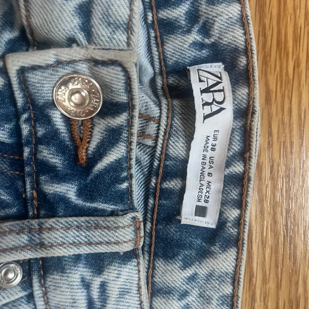 Säljer min sambos jeans från Zara i fint skick. Storlek 38.. Jeans & Byxor.