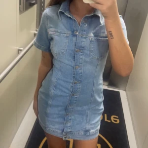 Jeans klänning zara - Säljer denna fina jeans klänningen som är helt i nyskick använt 2 gånger❤️‍🔥