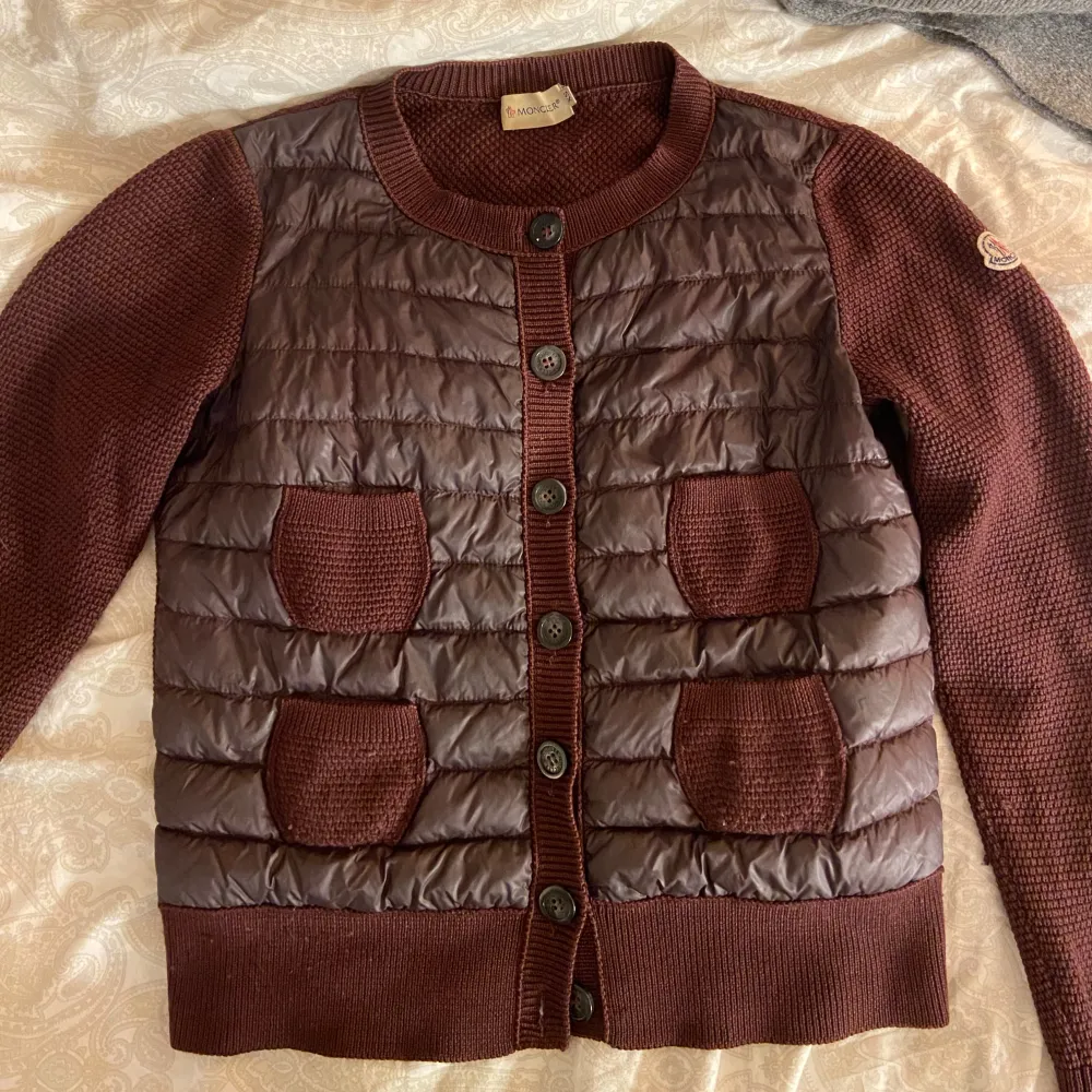 Säljer min moncler cardigan som jag inte har användning av längre, den är köpt på Vestiaire för 5500kr och har även begått en äkthetskontroll. Den har lite få defekter som jag kan skicka bild på privat men inget man ser eller tänker på mycket. . Jackor.