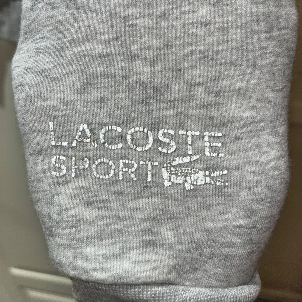 Säljer min Lacost tröja nu bör den är för liten Har små refelx likande detaljer på ena ärmen  Jättefint skick knappt använd  Storlek 34-36/s-xs. Hoodies.