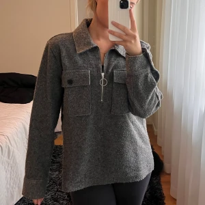 Tjocktröjan från Arket - Tjocktröja från arket i ett ull material  I storlek L men jag bär S i allt så den är liten i storleken 