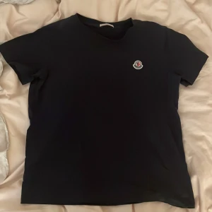 Moncler tshirt - Moncler t-shirt! Storlek 12/152cm Köpt på NK för 1049kr från barnavdelningen, varsamt använd så super fint skick🩵