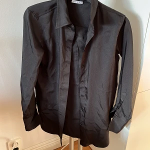 Skjorta - Svart finskjorta från Wera! Fint skick. Knappar i ärmarna som är trekvart. Stor i strl. Pris diskuterbart ❤️‍🔥