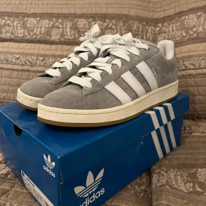 Adidas campus - Säljer mina adidas campus. Dem är använda ett fåtal gånger och är i väldigt bra skick. Extra skosnören tillkommer. Hör av er vid frågor och funderingar!