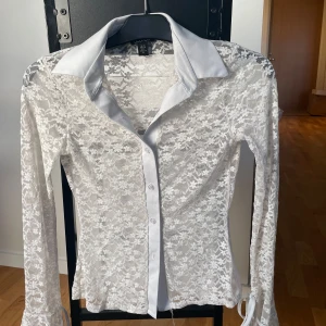 Topp - Vit genomskinlig topp från boohoo, den är i storlek 38 men är som 36 då den är liten i storleken, använt fåtal gånger💗