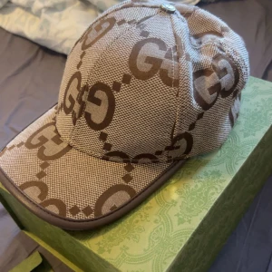 Gucci keps  - Jag säljer min Gucci keps (födelsedag present) priset är redan prutat o klart.