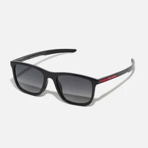 PRADA solglasögon  - Säljer ett par Prada LINEA ROSSASOLGLASÖGON - BLACK. Köpta för 2700kr på Zalando. Glasögonen är i nyskick och knappt använda. Fodralet har tappat lite färg på prada texten som syns på bild. Annars felfria.  Vid frågor pm!  /Max