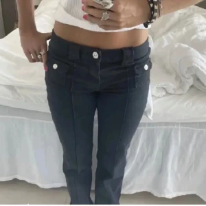 Svarta jeans  - Säljer mina populära jeans från h&m i svart, passar dem mellan 163-168, dem är i bra skick❤️