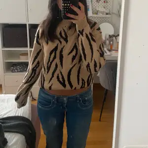 Stickad leopard topp i storlek XS från NAKD! 